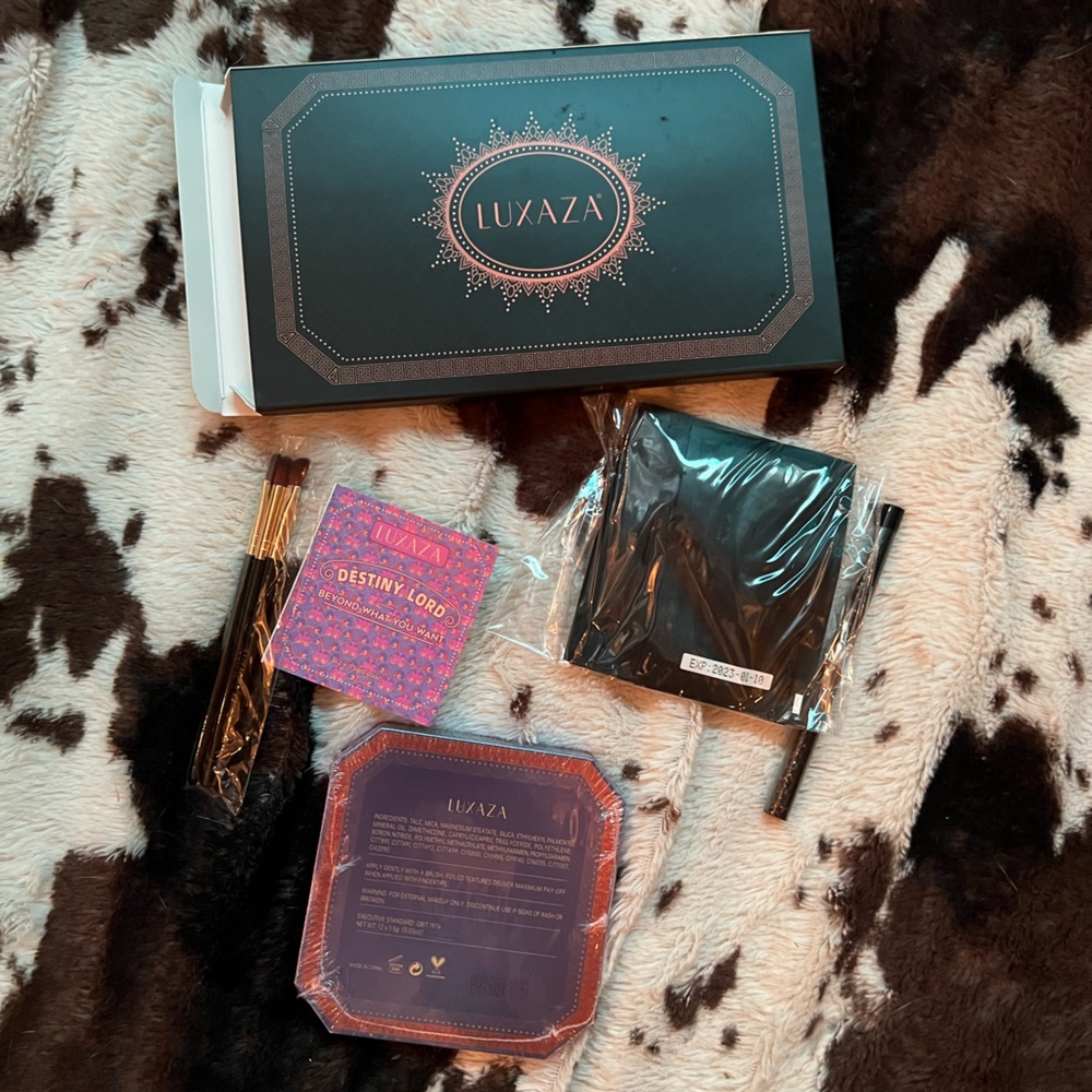 Metallic Makeup Palette- Luxaza set - NWT